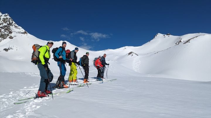 Gruppenbild mit unserem Gipfelziel Piz Larein | © privat