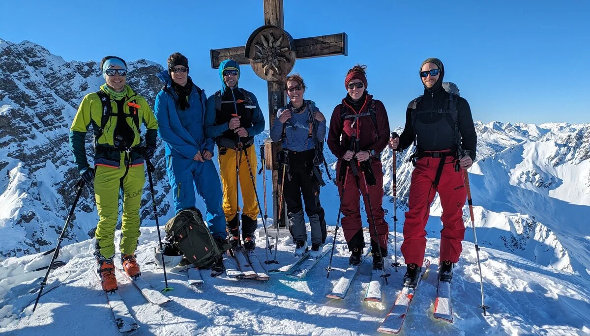 Am Gipfel 2.215m | © Peter Wohlhüter