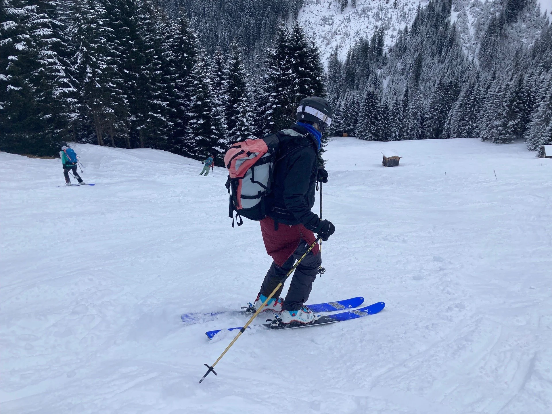 Abfahrt auf Skiern | © privat