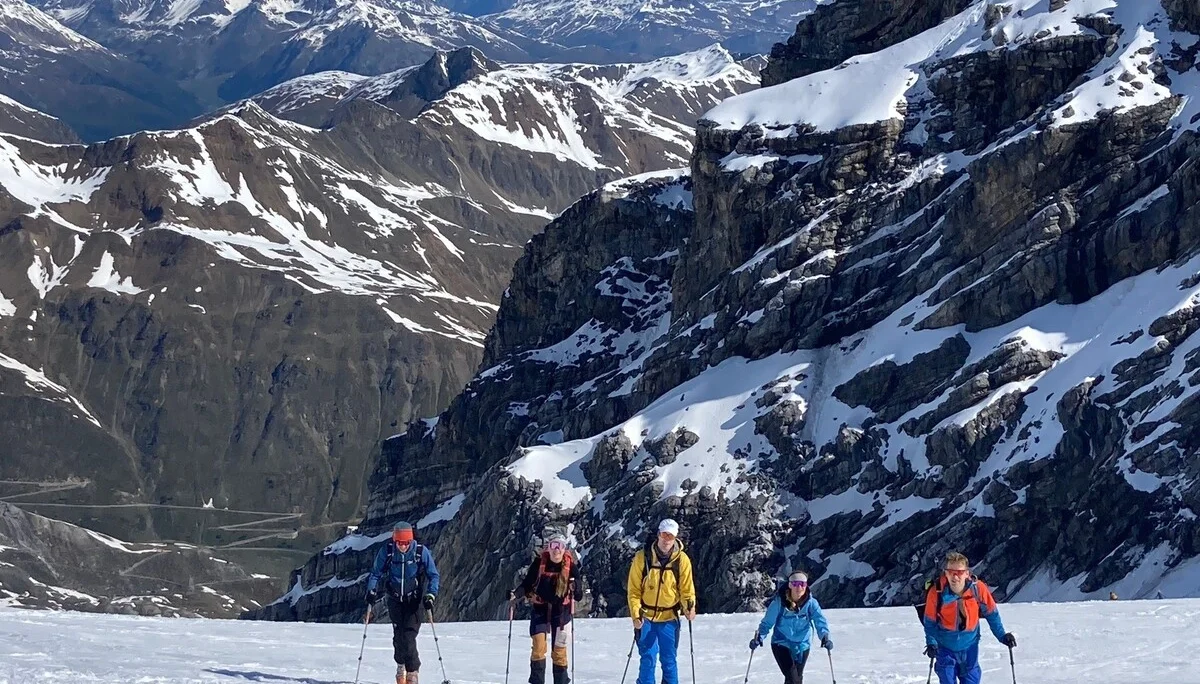 Frohgemut bei Sonnenschein gen Gipfel | © privat