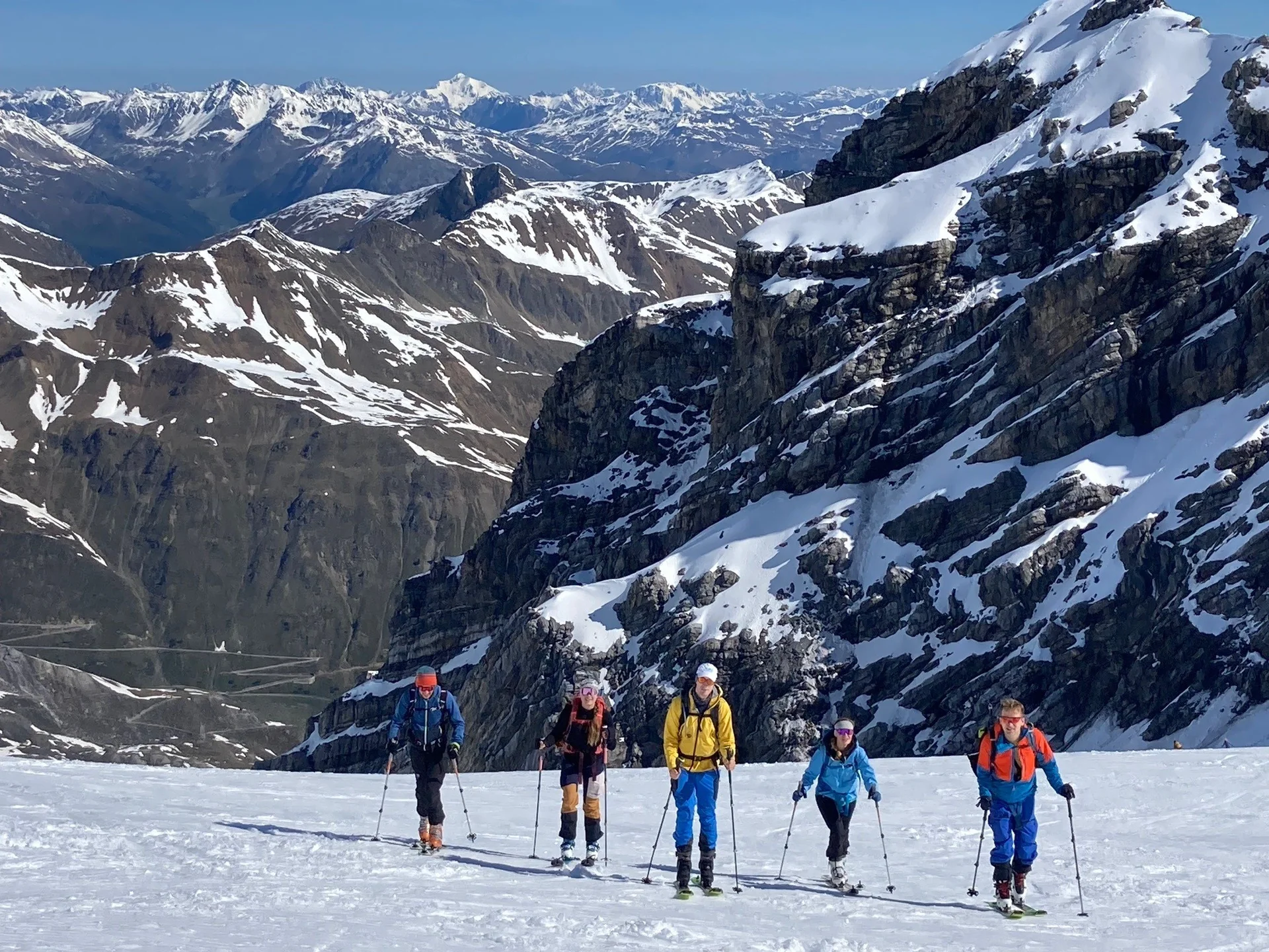 Frohgemut bei Sonnenschein gen Gipfel | © privat