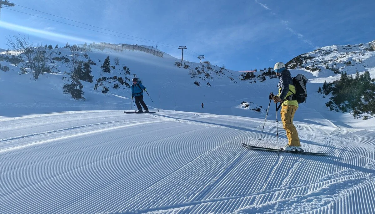 Abfahrt auf frisch präparierten leeren Pisten | © P.Wohlhüter