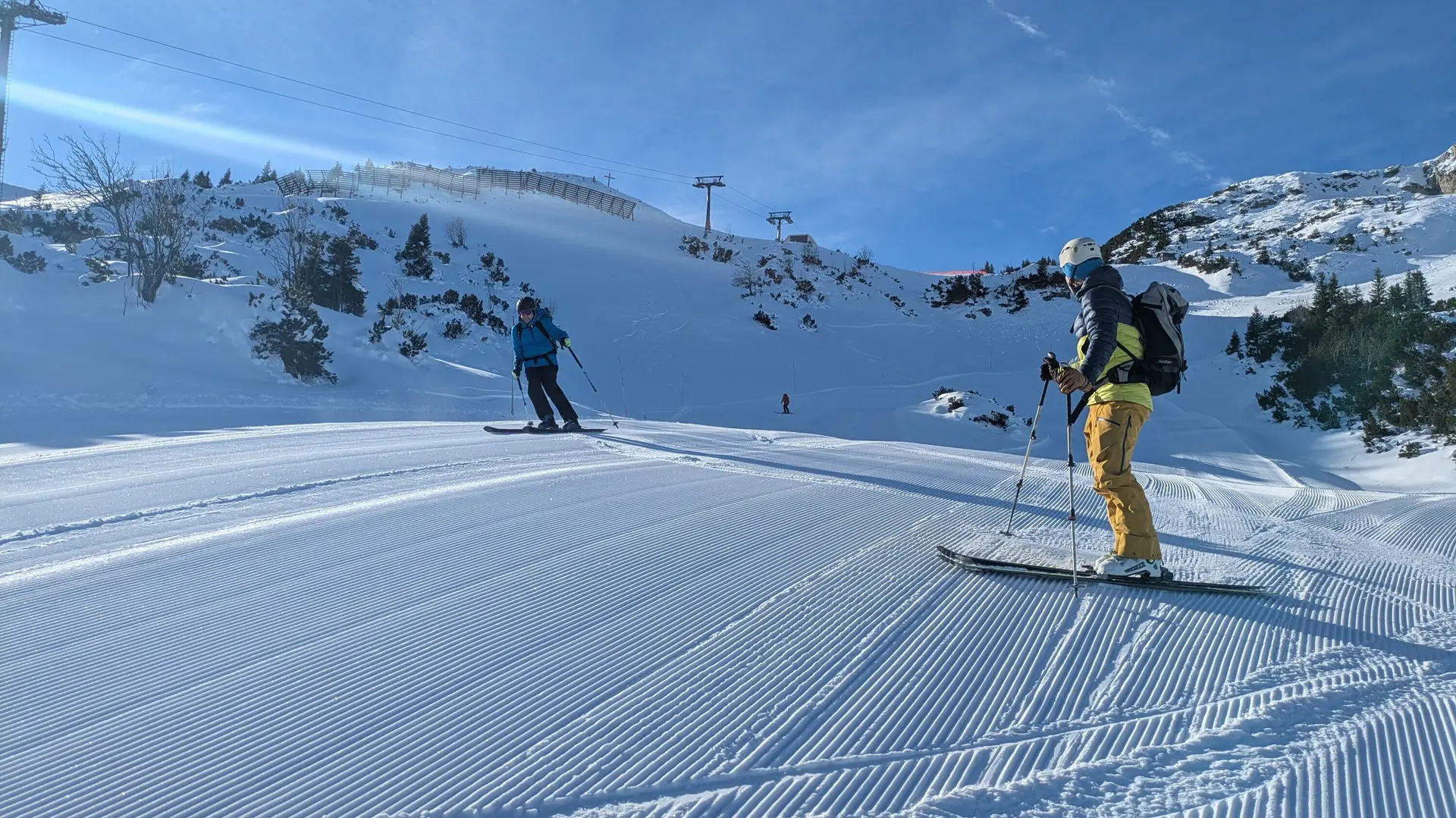 Abfahrt auf frisch präparierten leeren Pisten | © P.Wohlhüter