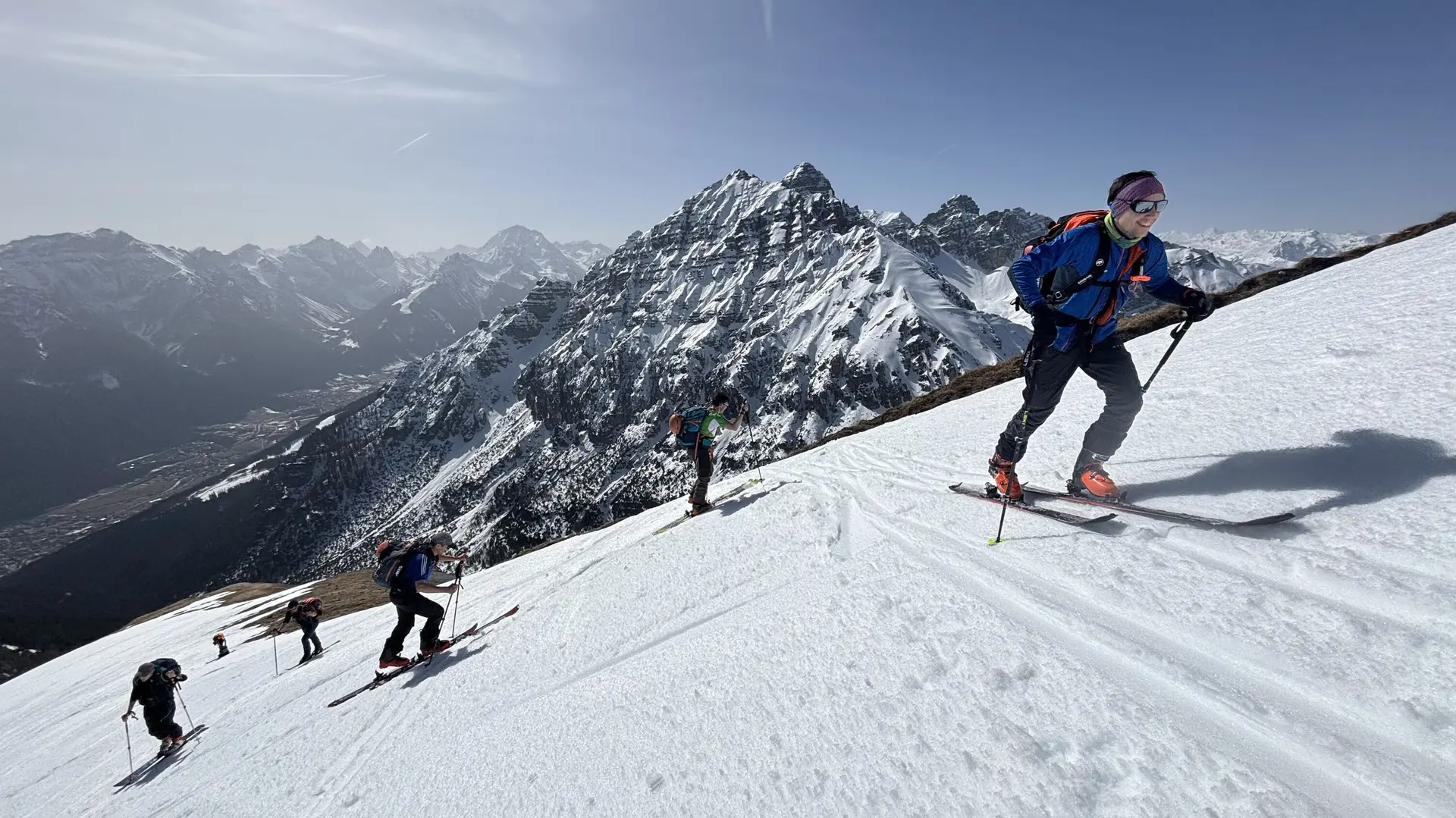 Aufstieg zur Nockspitze, im Hintergrund das Stubaital und die Kalkkögel | © privat