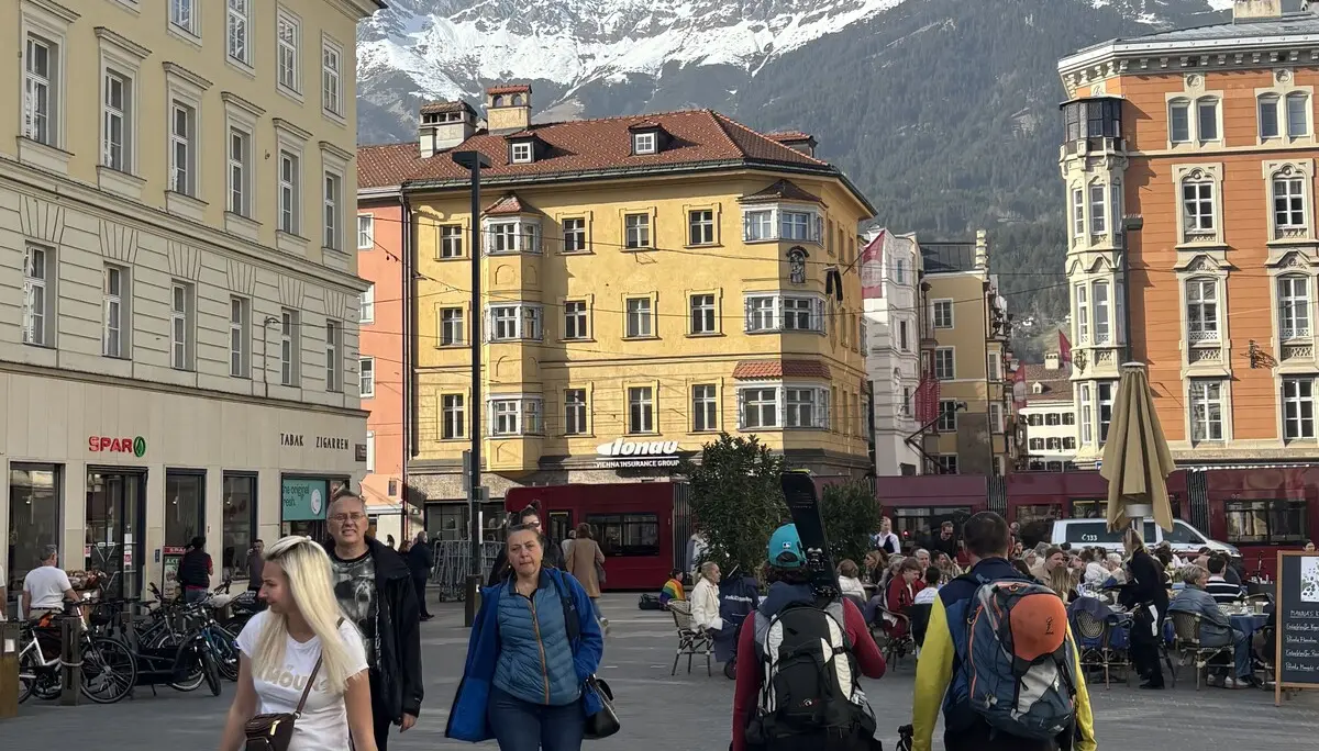 mit Skiausrüstung in der Innsbrucker Innenstadt unterwegs | © privat
