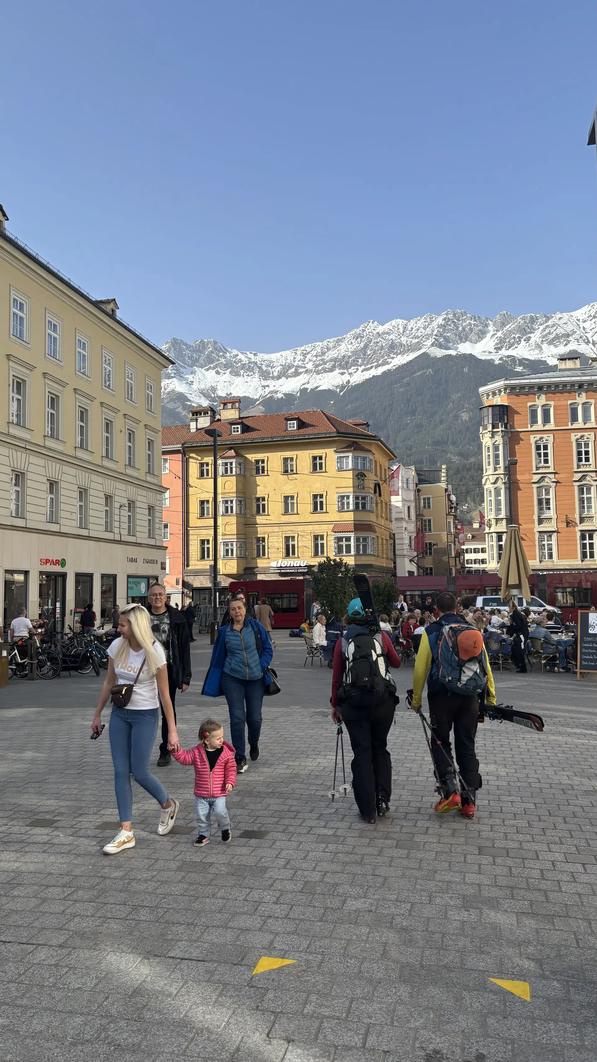 mit Skiausrüstung in der Innsbrucker Innenstadt unterwegs | © privat
