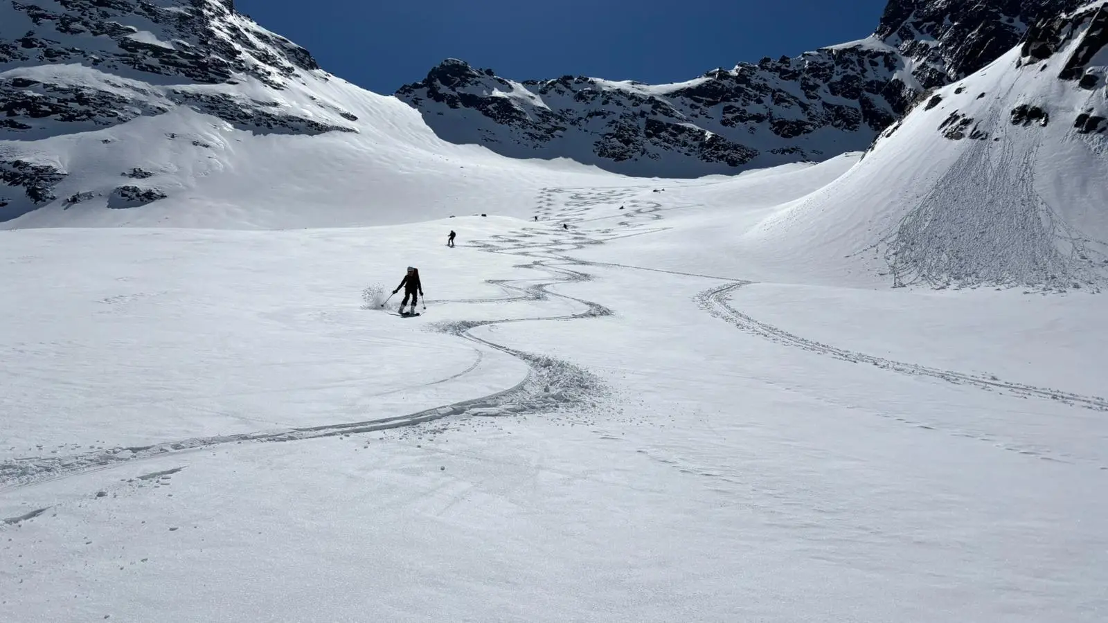 Nordseitig Pulver an der Sommerwand und am Restschneefeld des Gleirschferners | © privat