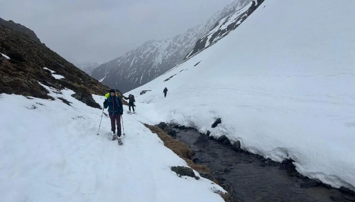 Hüttenaufstieg im Schneeregen | © privat