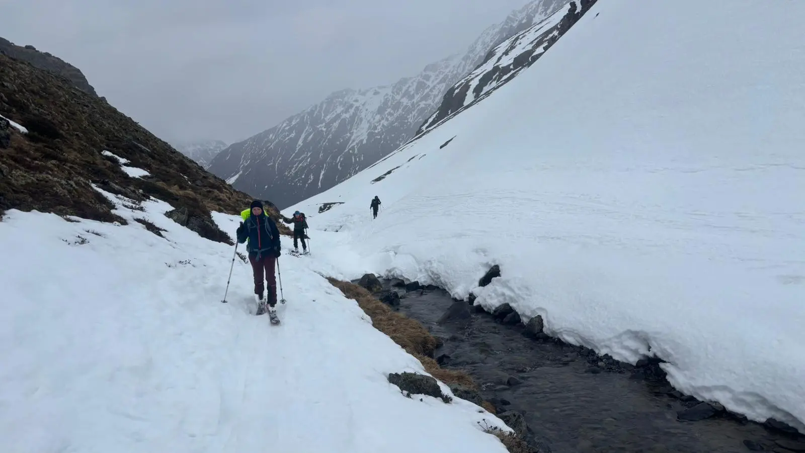 Hüttenaufstieg im Schneeregen | © privat