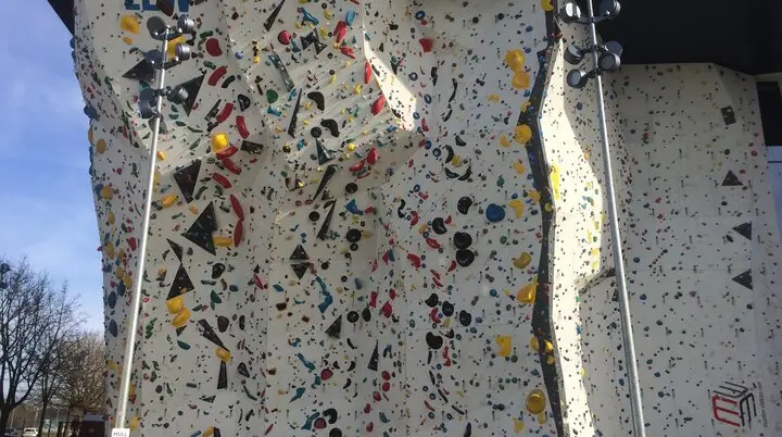 Außenkletterwand Richtung Süden  | © Sportkletterabteilung