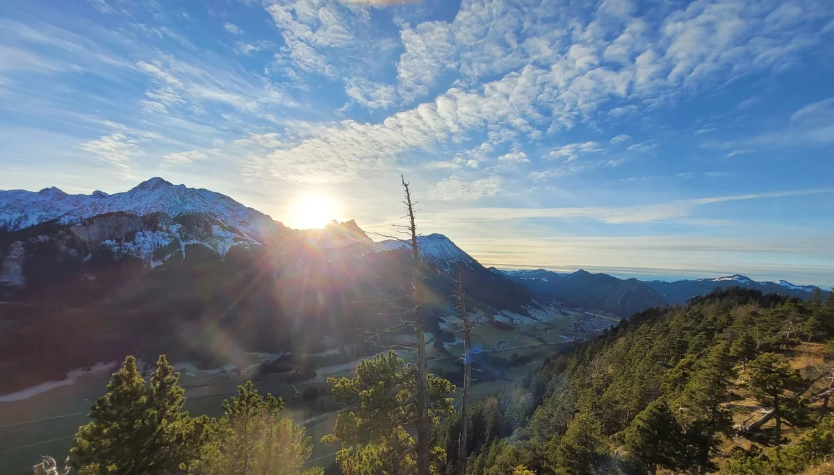 Blick auf Bergkette mit Sonne | © Aron Nuber