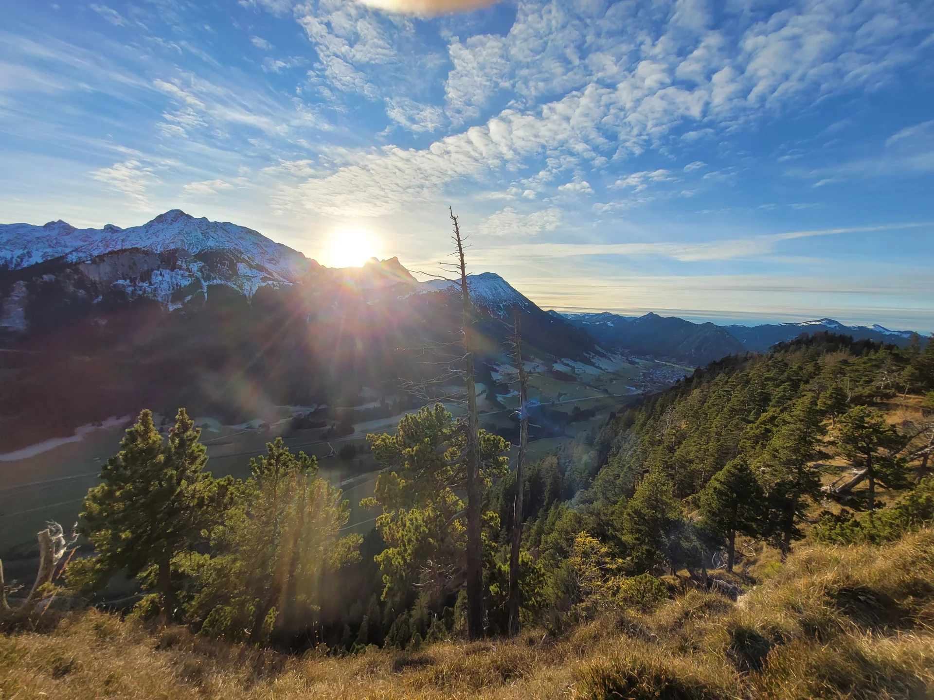 Blick auf Bergkette mit Sonne | © Aron Nuber