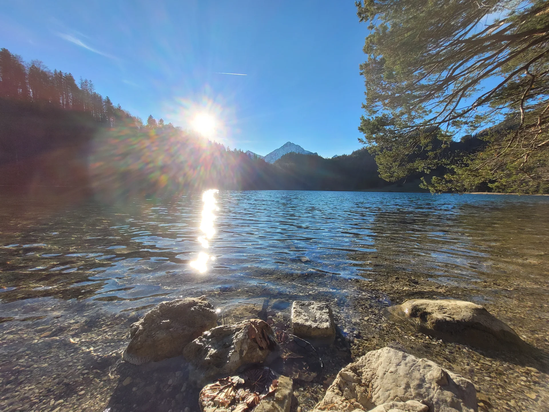 Blick aufs Wasser mit Sonne | © Aron Nuber