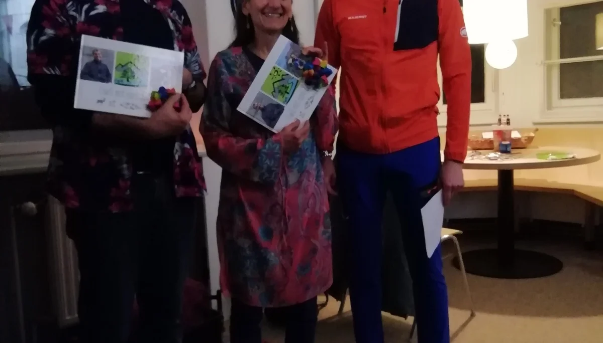 Nani und Gerd erhalten die Fotobücher beim Abschiedsfest. | © DAV Augsburg Unterwegsgruppe