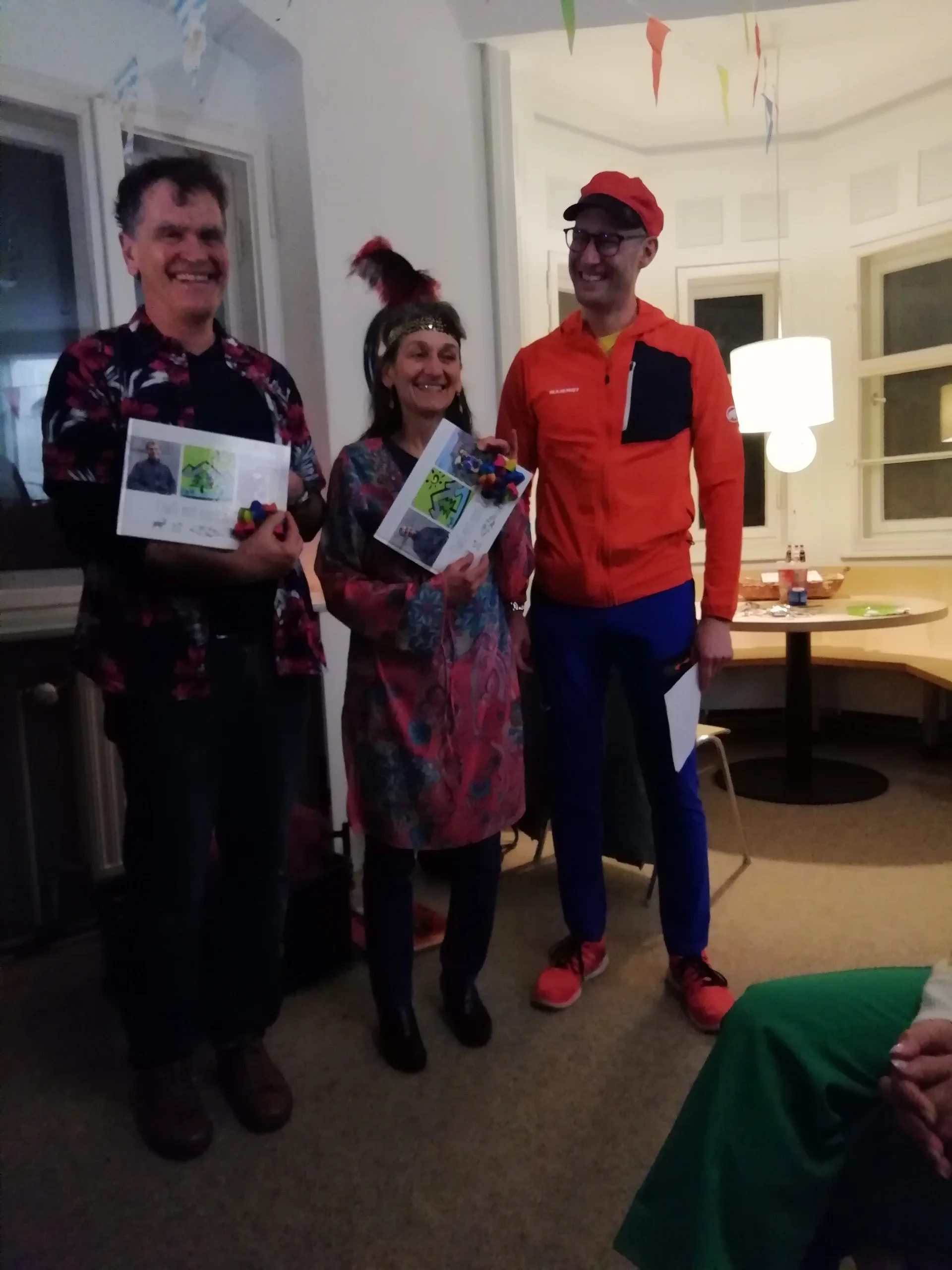 Nani und Gerd erhalten die Fotobücher beim Abschiedsfest. | © DAV Augsburg Unterwegsgruppe