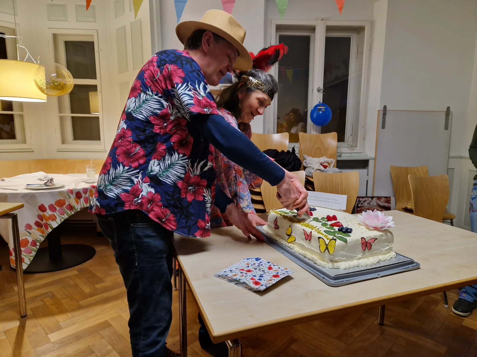 nani und Gerd schneiden die Torte an | © DAV Augsburg Unterwegsgruppe