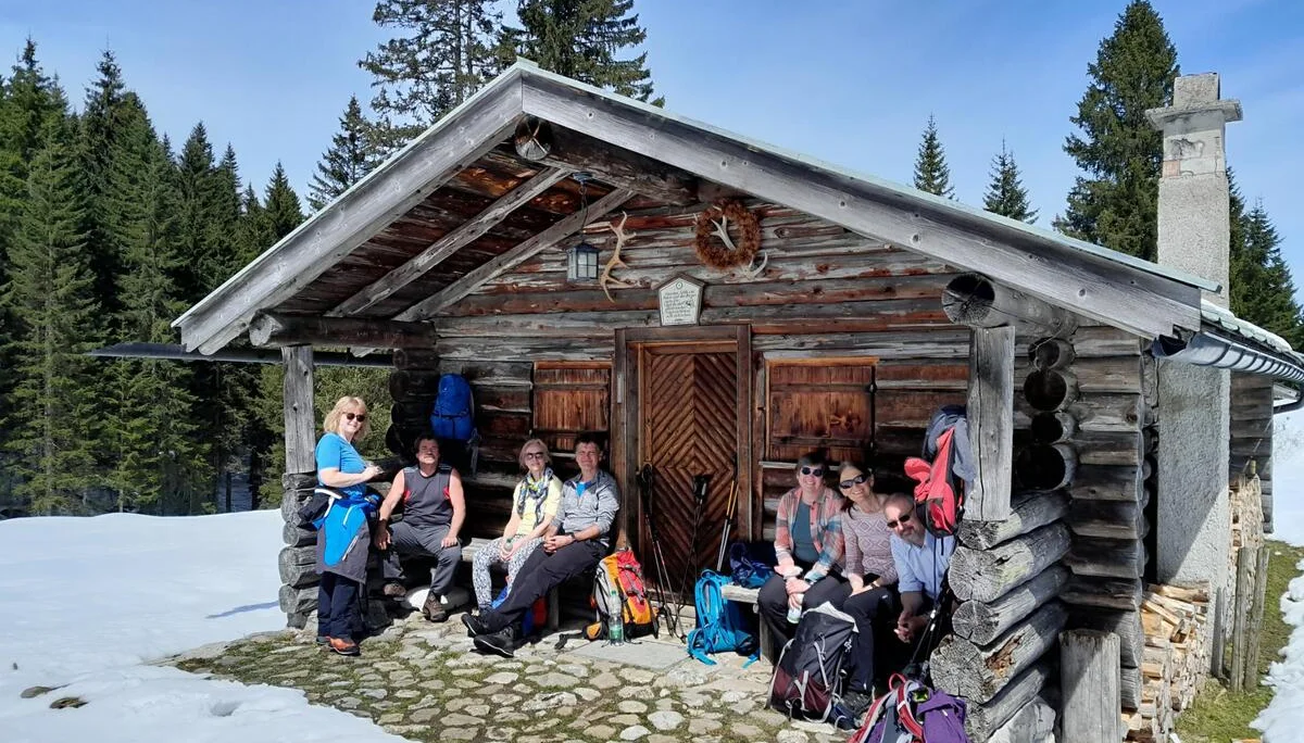 Die Unterwegsgruppe rastet am Vorderen Mühlberger Älpele auf dem Rundweg über dem Bannwaldsee. | © DAV Augsburg Unterwegsgruppe