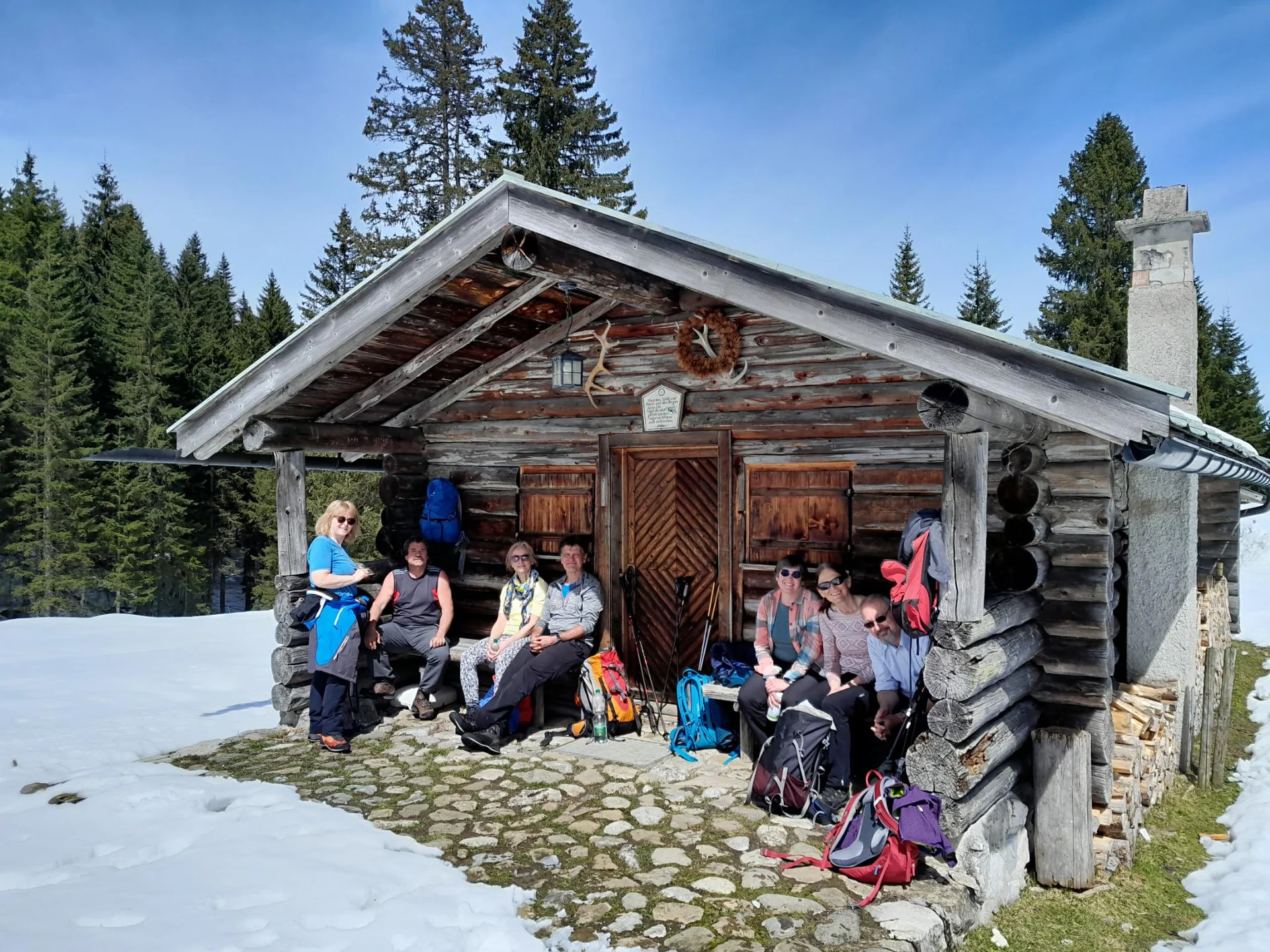 Die Unterwegsgruppe rastet am Vorderen Mühlberger Älpele auf dem Rundweg über dem Bannwaldsee. | © DAV Augsburg Unterwegsgruppe