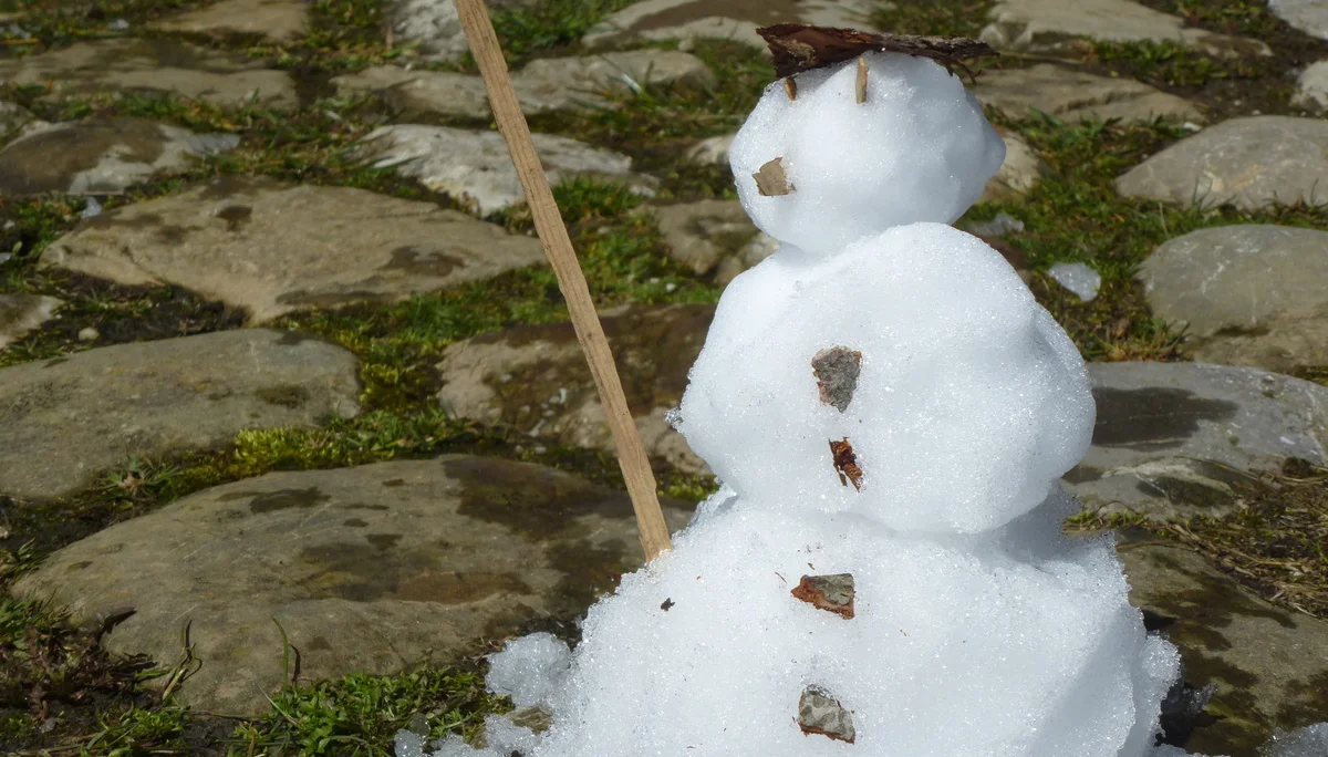Die Gruppe hat einen Schneemann gebaut. | © DAV Augsburg Unterwegs