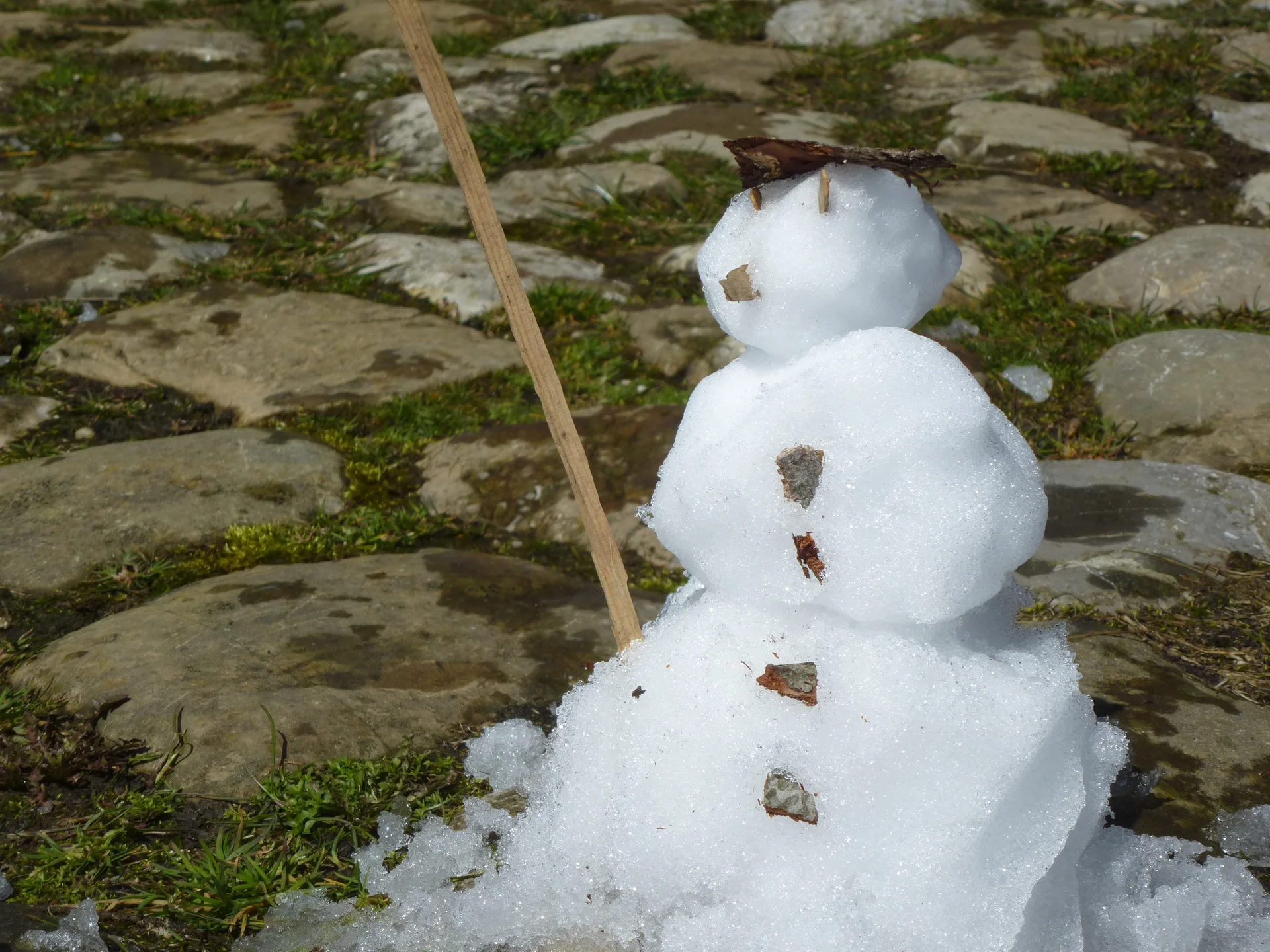 Die Gruppe hat einen Schneemann gebaut. | © DAV Augsburg Unterwegs