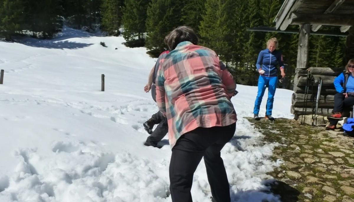 Die Gruppe macht eine Schneeballschlacht am Vorderen Mühlberger Älpele. | © DAV Augsburg Unterwegsgruppe