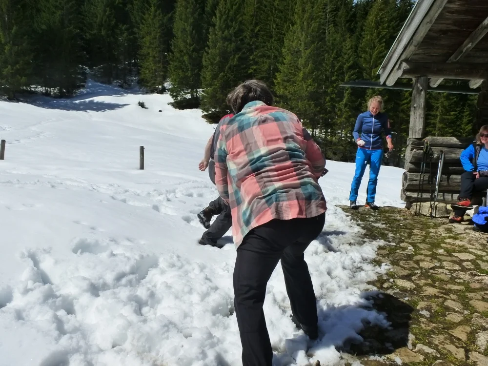 Die Gruppe macht eine Schneeballschlacht am Vorderen Mühlberger Älpele. | © DAV Augsburg Unterwegsgruppe