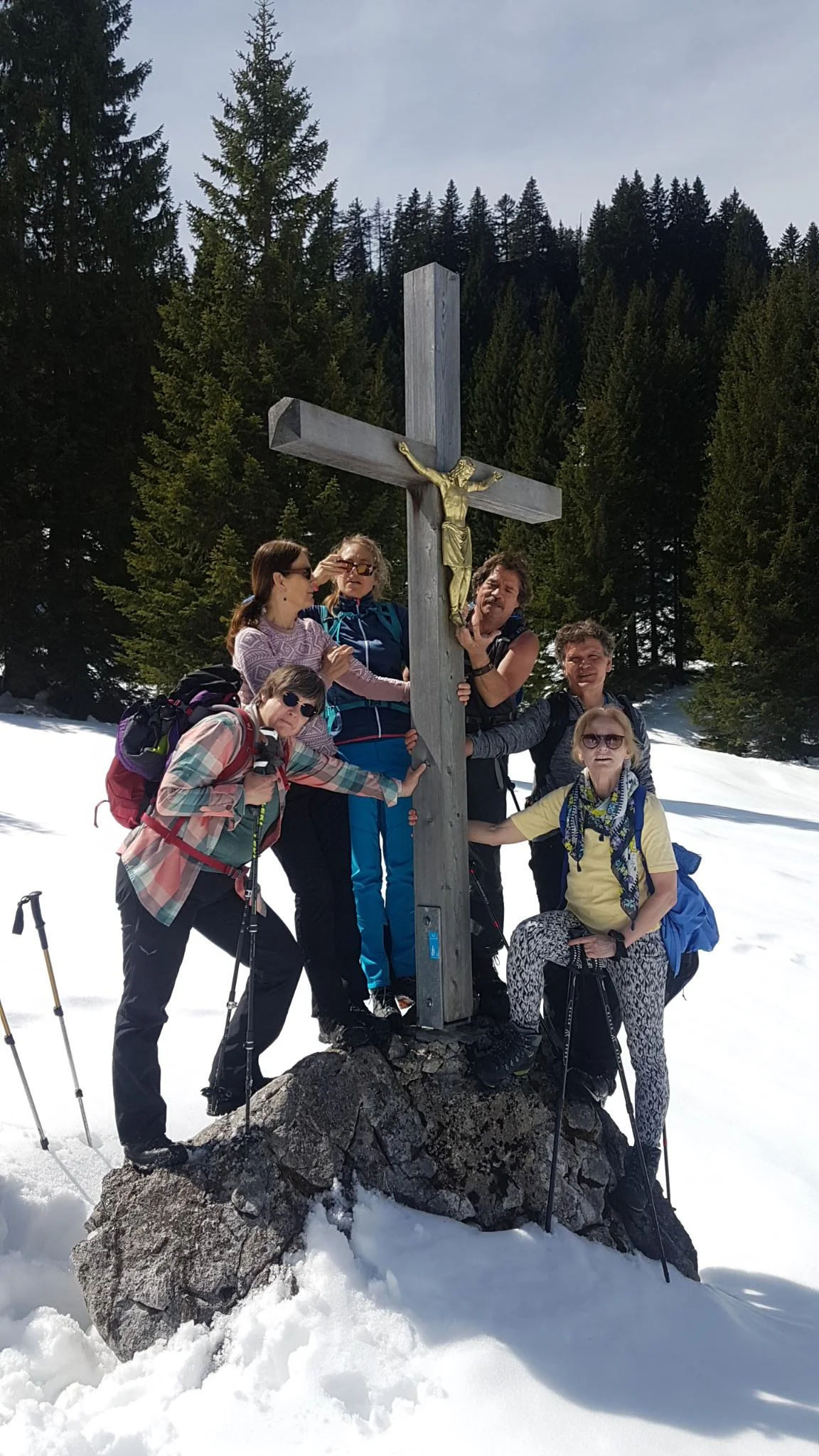 Die Gruppe am Kreuz beim Vorderen Mühlberger Älpele. | © DAV Augsburg Unterwegsgruppe