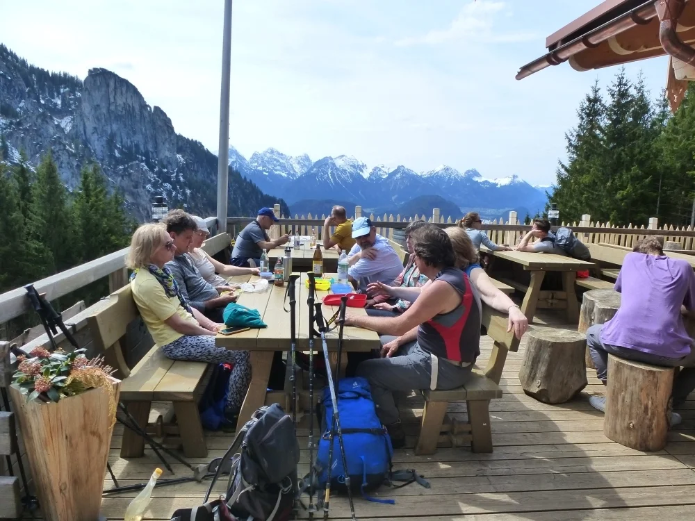 Die Gruppe rastet an der Rohrkopfhütte. | © DAV Augsburg Unterwegs