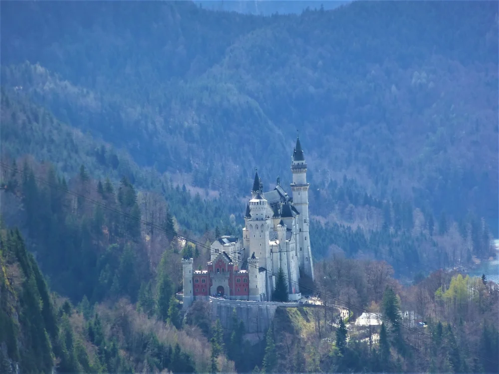 Von der Rohrkopfhütte öffnet sich der Blick zu Schloss Neuschwanstein. | © DAV Augsburg Unterwegsgruppe