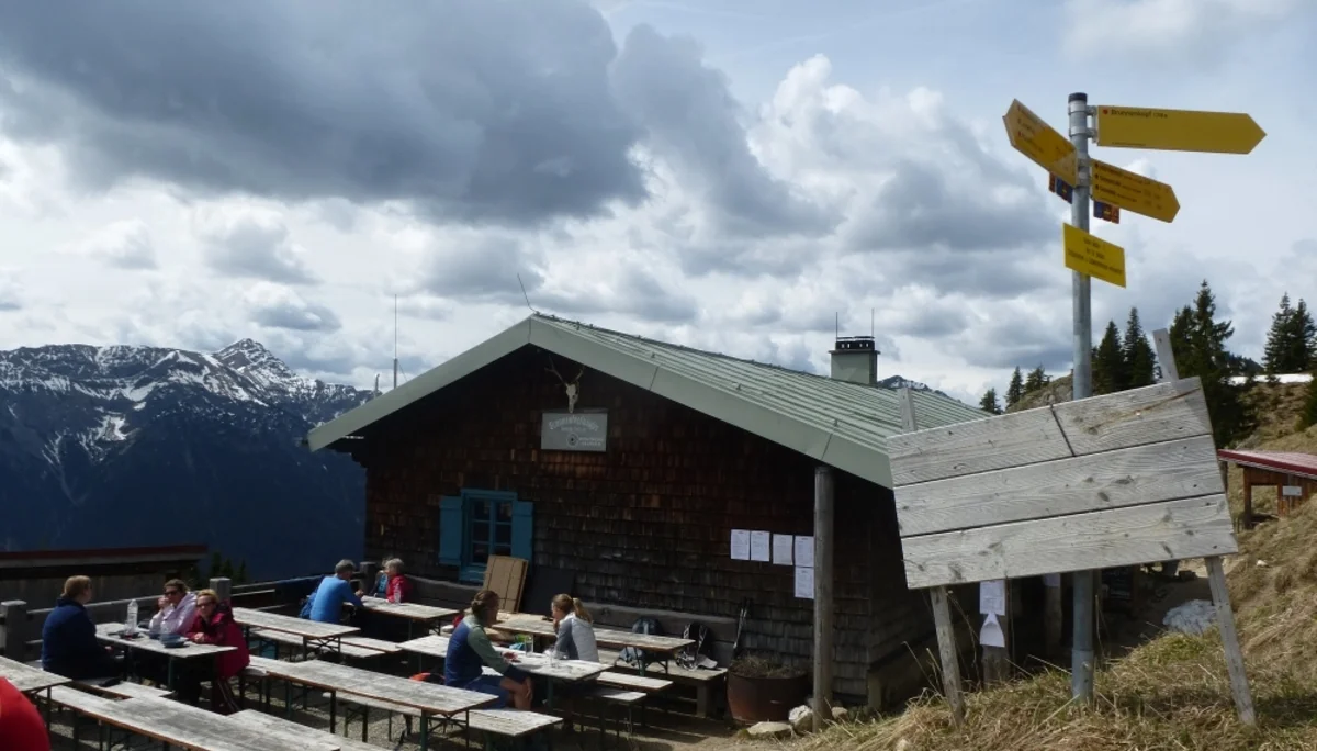 Die Gruppe rastet auf der Terrasse der Brunnenkopfhäuser. | © DAV Augsburg Unterwegsgruppe Gotlind