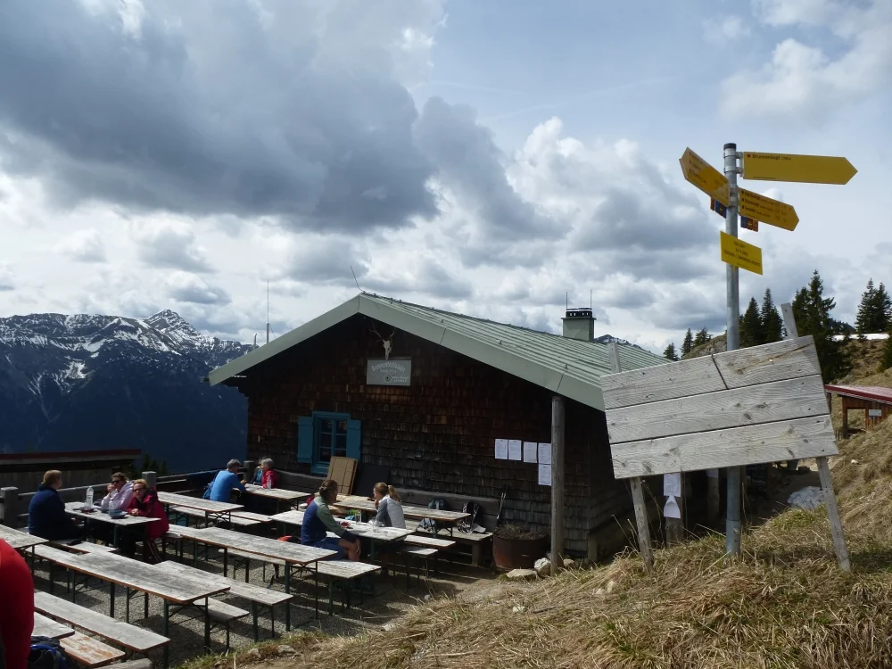 Die Gruppe rastet auf der Terrasse der Brunnenkopfhäuser. | © DAV Augsburg Unterwegsgruppe Gotlind