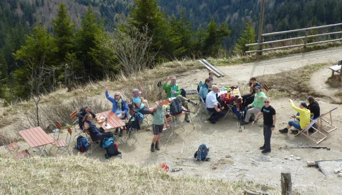 Die Gruppe rastet bei den Brunnenkopfhäusern. | © DAV Augsburg Unterwegsgruppe Gotlind