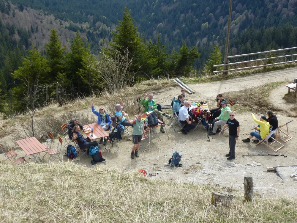 Die Gruppe rastet bei den Brunnenkopfhäusern. | © DAV Augsburg Unterwegsgruppe Gotlind