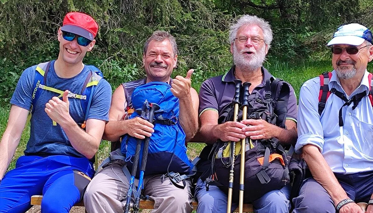 Vier Herren der Gruppe sitzen auf einer Bank. | © DAV Augsburg Unterwegsgruppe Diana