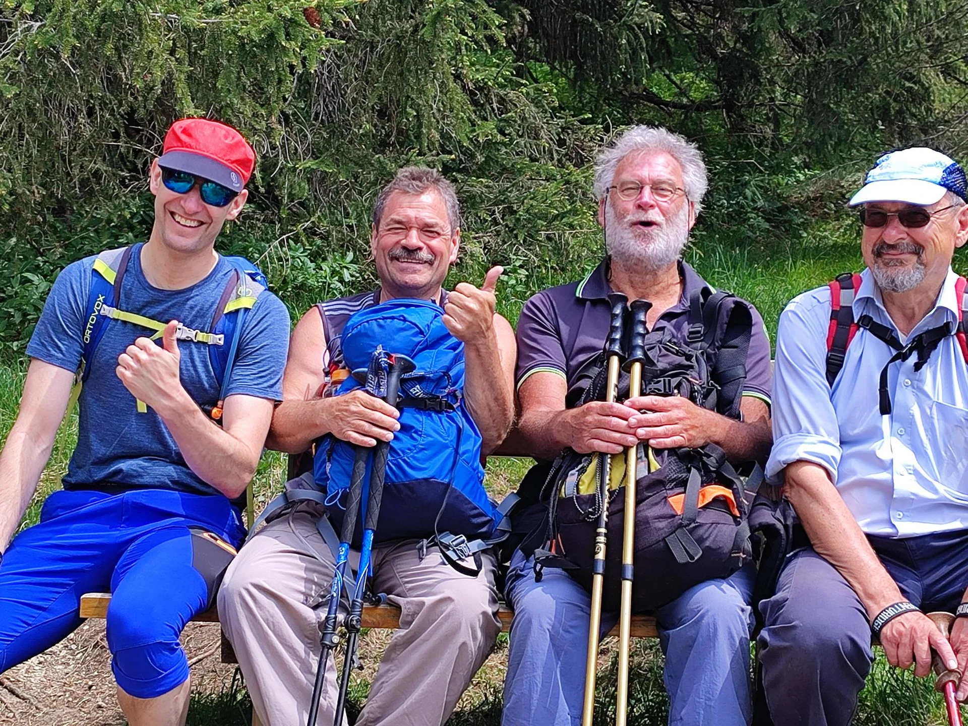 Vier Herren der Gruppe sitzen auf einer Bank. | © DAV Augsburg Unterwegsgruppe Diana