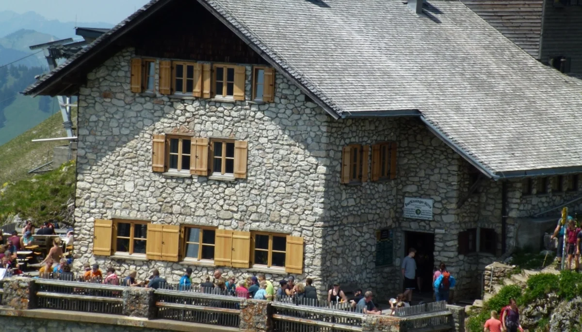 Vom Weg aus ist die Bad Kissinger Hütte zu sehen. | © DAV Augsburg Unterwegsgruppe Gotlind