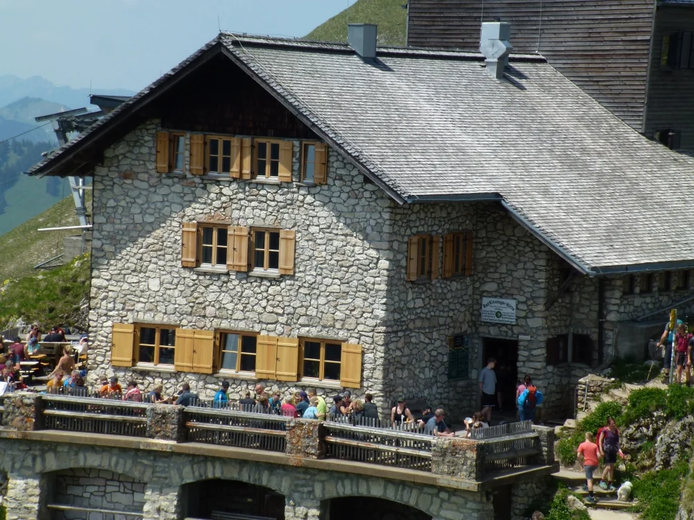 Vom Weg aus ist die Bad Kissinger Hütte zu sehen. | © DAV Augsburg Unterwegsgruppe Gotlind