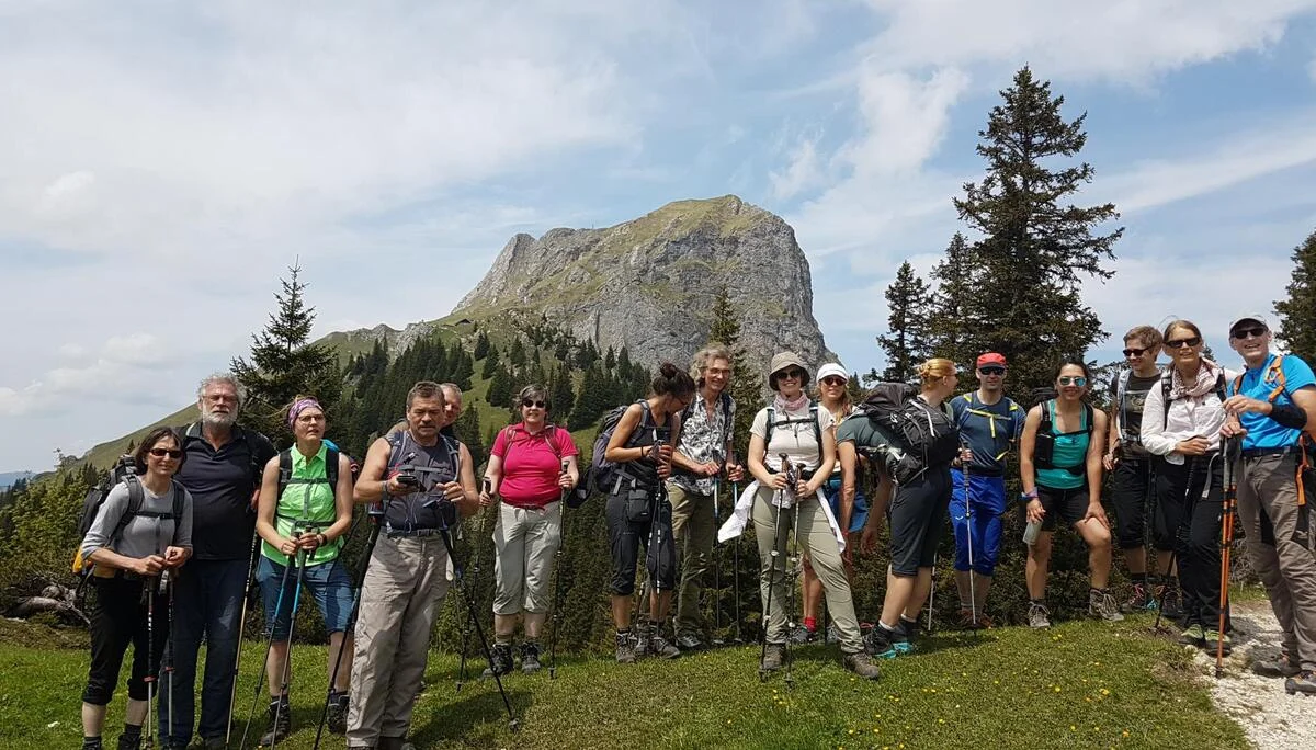 Die Gruppe versammelt sich beim Abstieg den Aggenstein im Rücken. | © DAV Augsburg Unterwegsgruppe Dieter