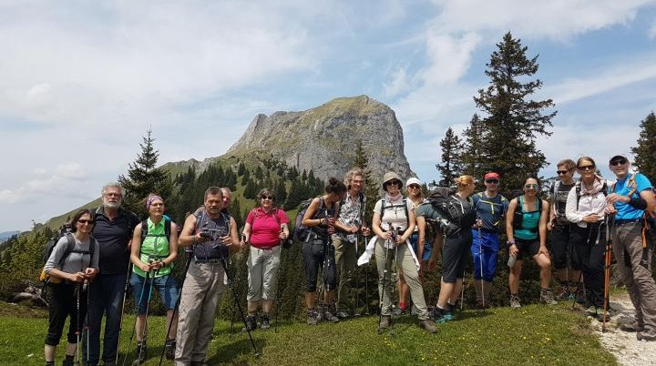 Die Gruppe versammelt sich beim Abstieg den Aggenstein im Rücken. | © DAV Augsburg Unterwegsgruppe Dieter