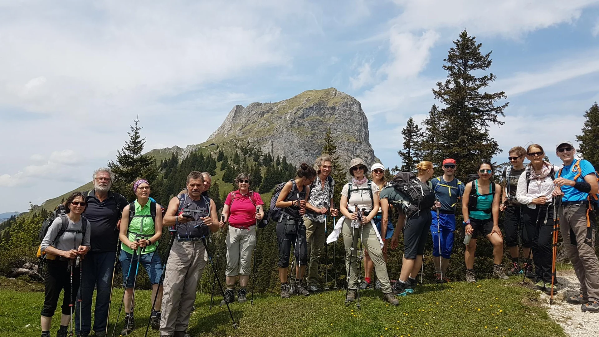 Die Gruppe versammelt sich beim Abstieg den Aggenstein im Rücken. | © DAV Augsburg Unterwegsgruppe Dieter