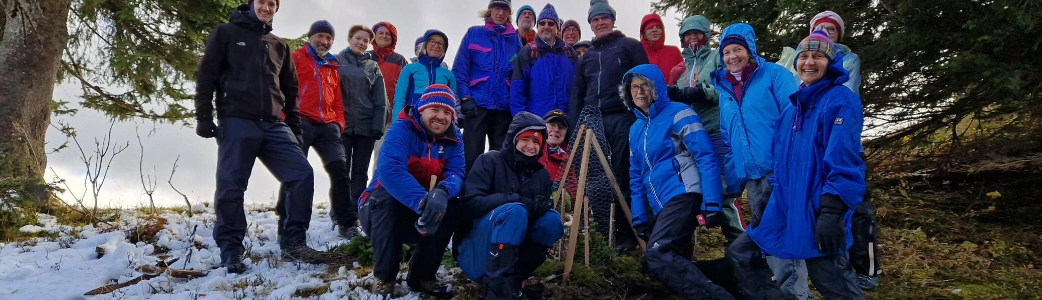 Die Gruppe steht um den gepflanzten Baum. | © DAV Augsburg Unterwegsgruppe Özlem