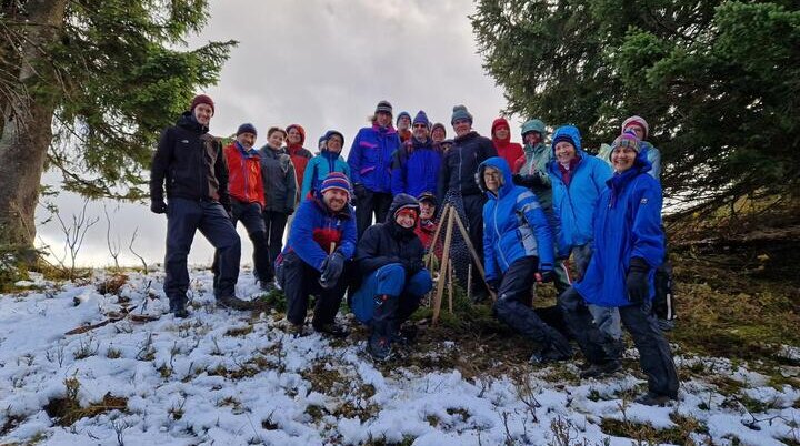 Die Gruppe steht um den gepflanzten Baum. | © DAV Augsburg Unterwegsgruppe Özlem