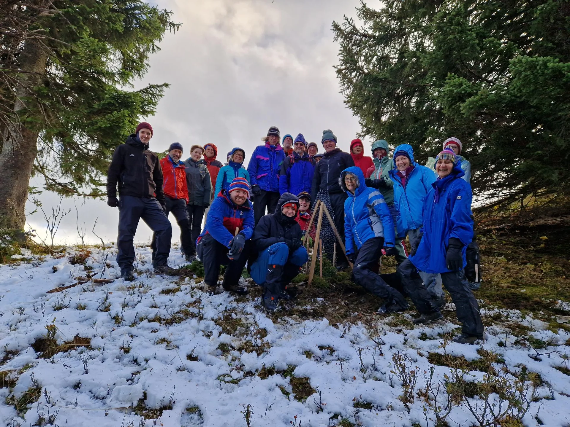 Die Gruppe steht um den gepflanzten Baum. | © DAV Augsburg Unterwegsgruppe Özlem