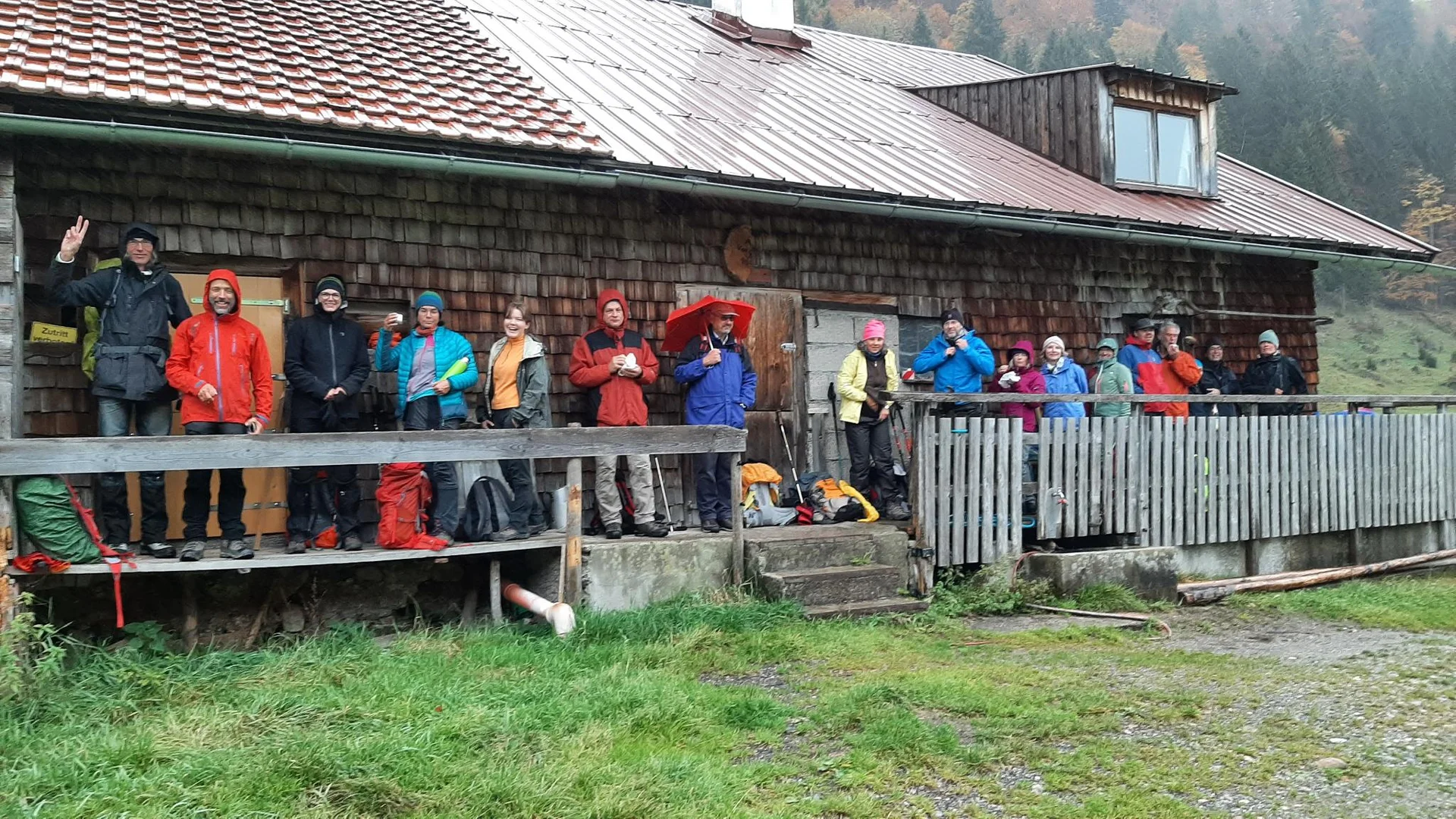 Die Gruppe stellt sich im Regen unter. | © DAV Augsburg Unterwegsgruppe Christian