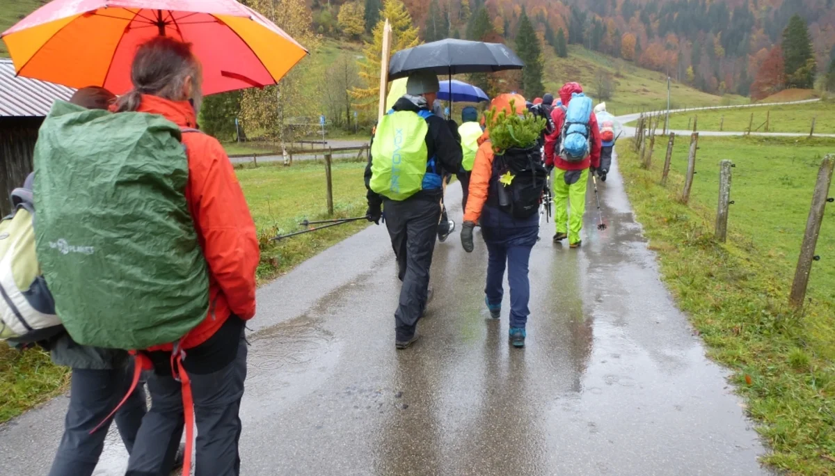 Die Gruppe geht im Regen weiter bergan. | © DAV Augsburg Unterwegsgruppe