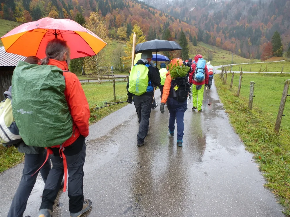 Die Gruppe geht im Regen weiter bergan. | © DAV Augsburg Unterwegsgruppe