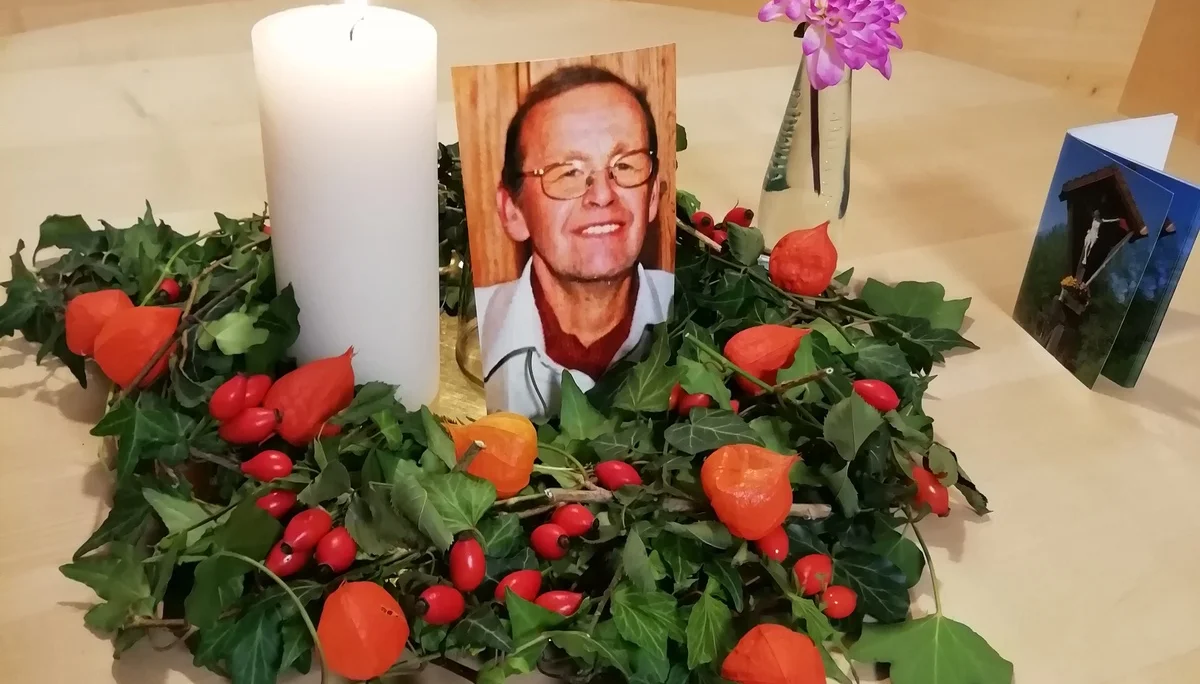 Eine Kerze brennt für Candidus. | © DAV Augsburg Unterwegsgruppe Gotlind