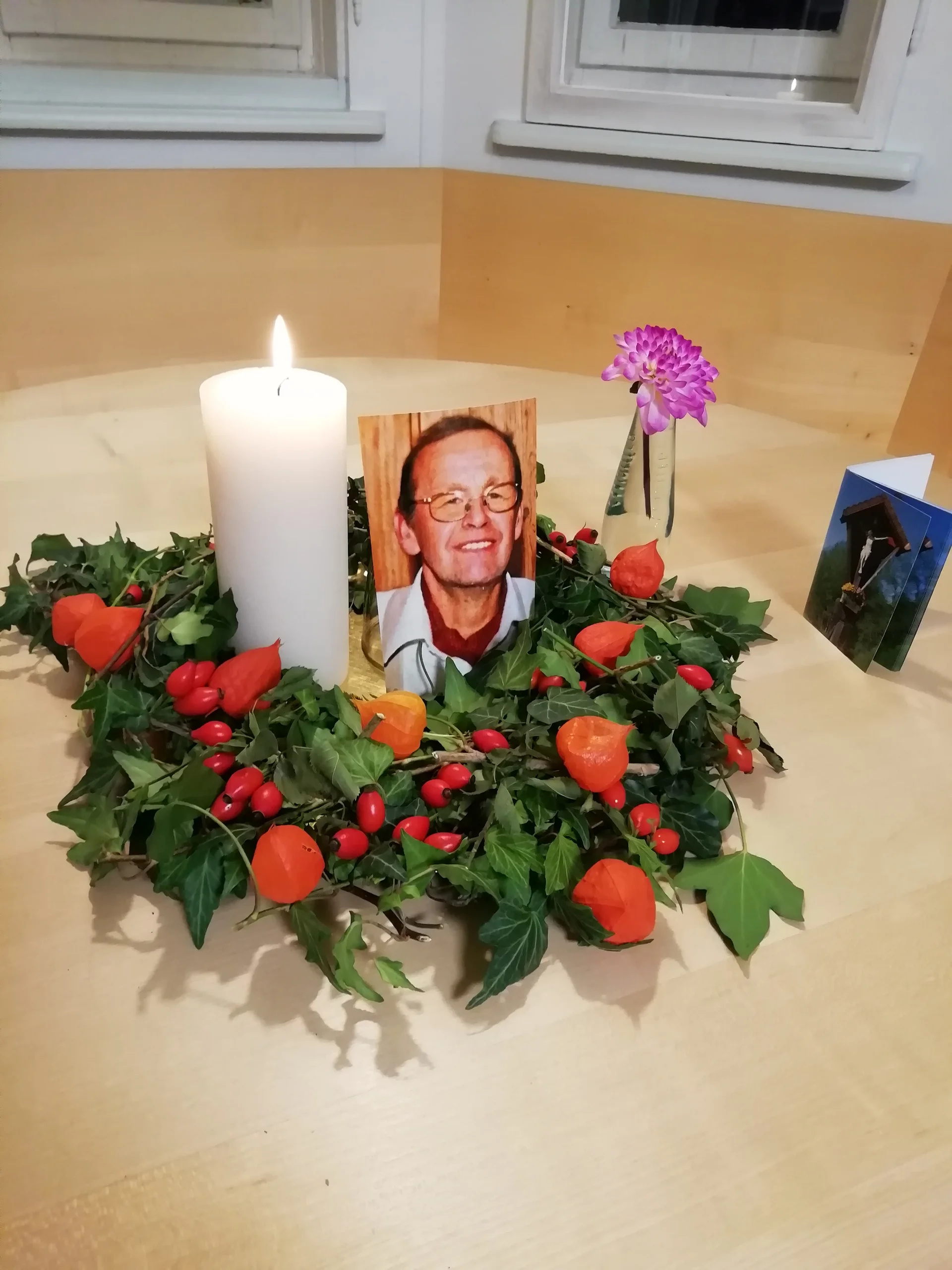 Eine Kerze brennt für Candidus. | © DAV Augsburg Unterwegsgruppe Gotlind