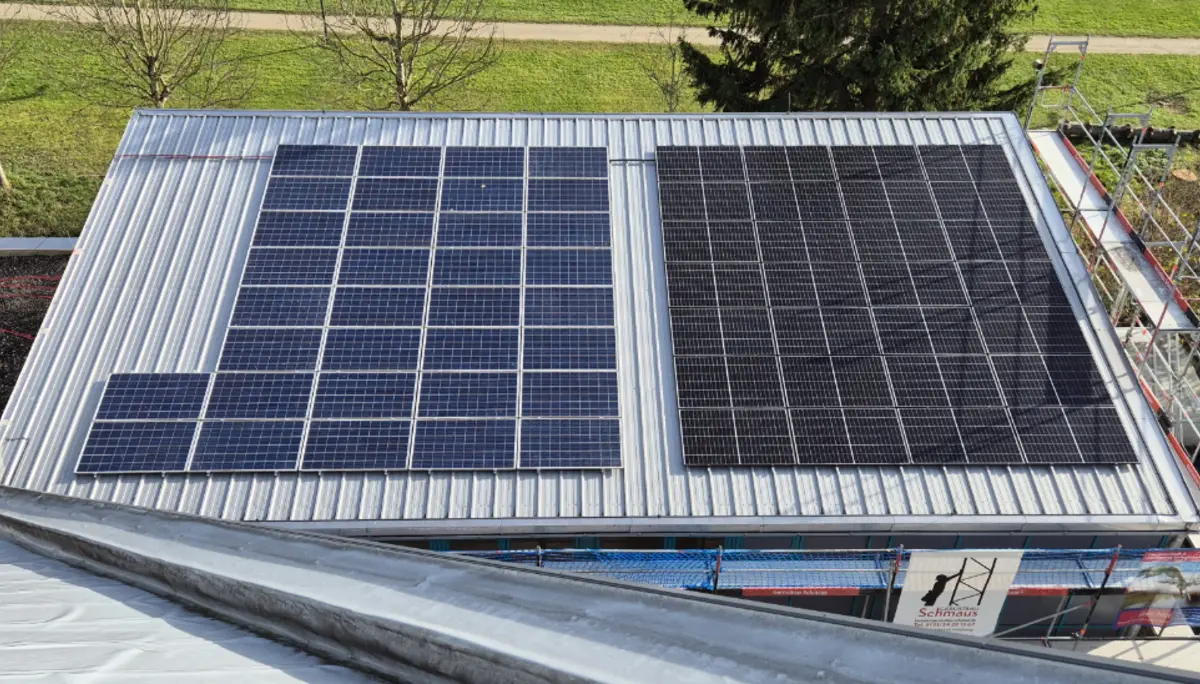 Module der PV-Anlage auf dem Dach der alten Boulderhalle. Die neuen Module sind auf der rechten Seite | © Recai Sezi