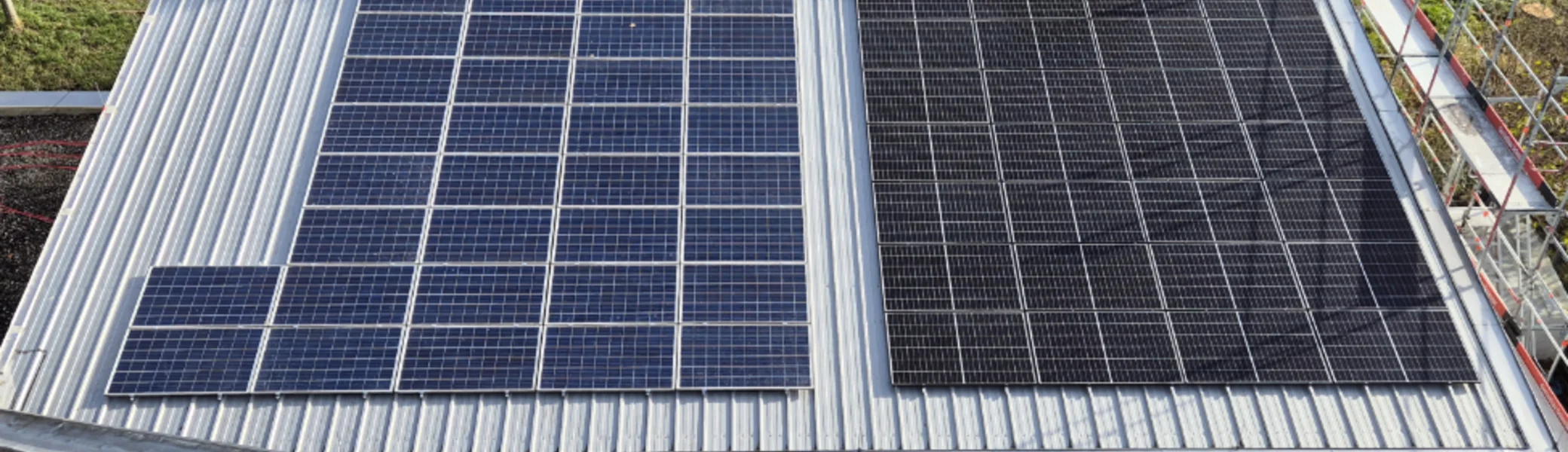 Module der PV-Anlage auf dem Dach der alten Boulderhalle. Die neuen Module sind auf der rechten Seite | © Recai Sezi